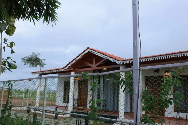 Tiled-roof cottage with a veranda at GreenX